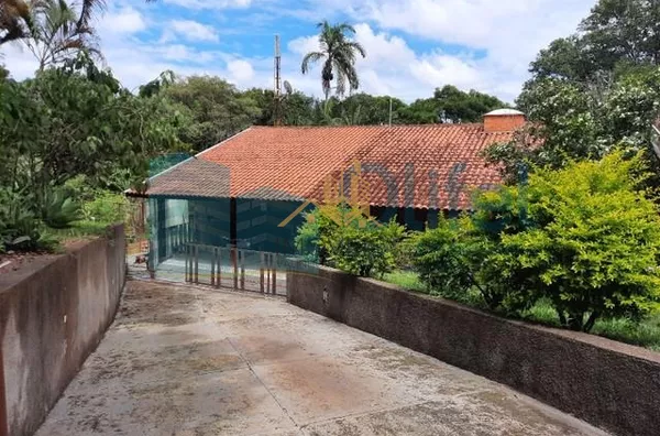 Linda chácara á venda na cidade de  Louveira, sendo três dormitórios, sendo 1 suíte, 1 banheiro social, cozinha, despensa, lavanderia, sala de estar e jantar,  sala de televisão e escritório. Na parte debaixo possui um porão totalmente habitável com 1 qua - Foto 1