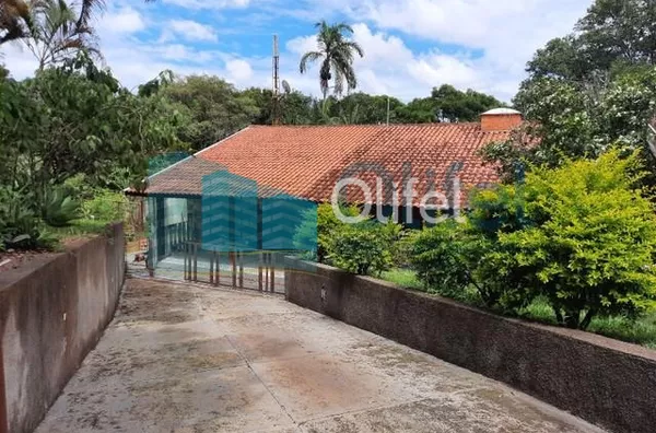 Linda chácara á venda na cidade de  Louveira, sendo três dormitórios, sendo 1 suíte, 1 banheiro social, cozinha, despensa, lavanderia, sala de estar e jantar,  sala de televisão e escritório. Na parte debaixo possui um porão totalmente habitável com 1 qua - Foto 1