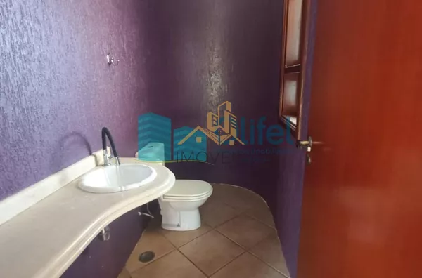 Para você que  busca uma excelente casa, assobradada, ensolarada, com ventilação natural, rua arborizada, condomínio com total segurança, acesso com identificação facial, portaria 24hs, área de lazer em uma cidade como Louveira, com estrutura, porém, mant - Foto 15
