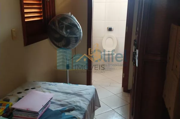 Casa térrea em condomínio em Louveira com 4 dormitórios, sendo 2 suítes, uma master com closet, cozinha planejada, lavanderia, sala ampla para 3 ambientes, quintal, piscina, vagas para 4 carros, sendo 2 cobertas e 2 descobertas. Condomínio com quadra de t - Foto 10