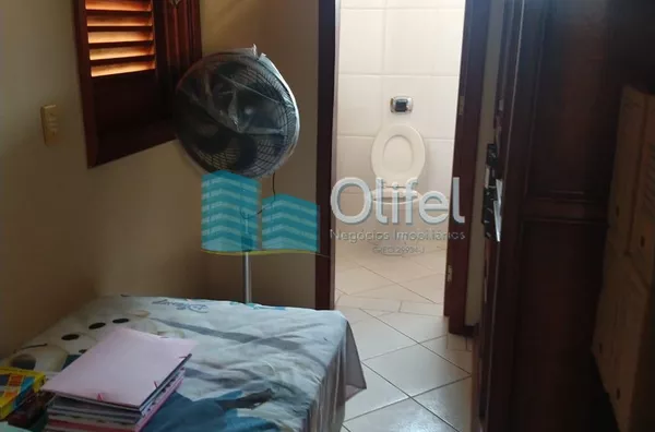 Casa térrea em condomínio em Louveira com 4 dormitórios, sendo 2 suítes, uma master com closet, cozinha planejada, lavanderia, sala ampla para 3 ambientes, quintal, piscina, vagas para 4 carros, sendo 2 cobertas e 2 descobertas. Condomínio com quadra de t - Foto 10