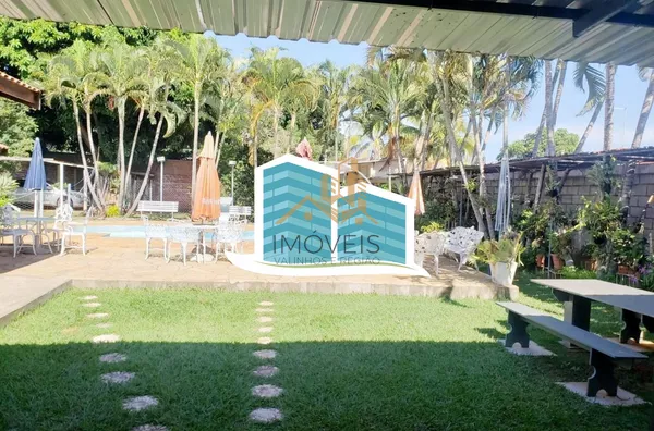 Excelente casa térrea a venda no Condomínio Parque Shangrilá na cidade de Campinas. Muita natureza e verde envolvem esse imóvel. A casa principal tem 3 dormitórios, sendo 1 suíte com closet, sala, cozinha e banheiro. Possui uma casa anexa, com sala, quart - Foto 15