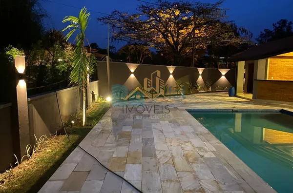 Excelente casa à venda no Condomínio São Joaquim,. Próxima ao lago, iluminação natural e muito arejada. No piso inferior a casa possui um espaço para home office, salão de jogos ou festas, 2 dormitórios e 1 suíte. No piso superior são 3 suítes sendo 1 mas - Foto 29