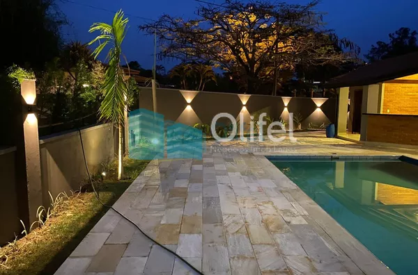 Excelente casa à venda no Condomínio São Joaquim,. Próxima ao lago, iluminação natural e muito arejada. No piso inferior a casa possui um espaço para home office, salão de jogos ou festas, 2 dormitórios e 1 suíte. No piso superior são 3 suítes sendo 1 mas - Foto 29