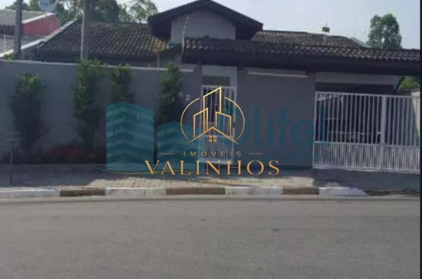Ótima casa em bairro tranquilo na cidade de Louveira com 3 dormitórios sendo 1 suíte, sala 2 ambientes, cozinha americana com armários, edícula com churrasqueira gourmet e banheiro, quintal e garagem para 4 carros.