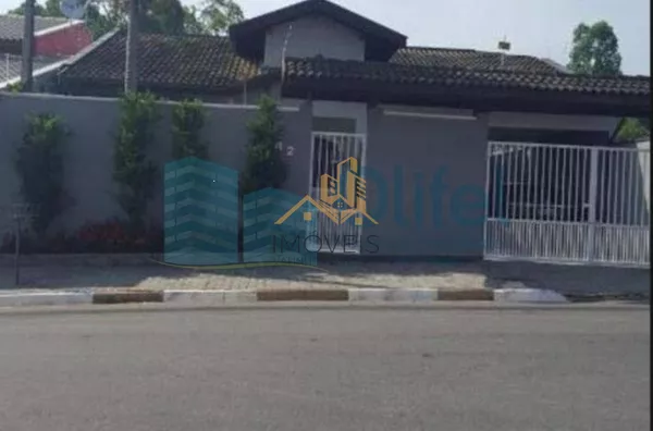 Ótima casa em bairro tranquilo na cidade de Louveira com 3 dormitórios sendo 1 suíte, sala 2 ambientes, cozinha americana com armários, edícula com churrasqueira gourmet e banheiro, quintal e garagem para 4 carros. - Foto 1