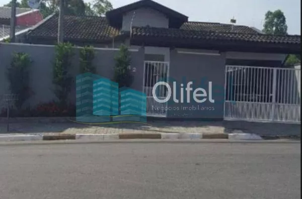 Ótima casa em bairro tranquilo na cidade de Louveira com 3 dormitórios sendo 1 suíte, sala 2 ambientes, cozinha americana com armários, edícula com churrasqueira gourmet e banheiro, quintal e garagem para 4 carros. - Foto 1