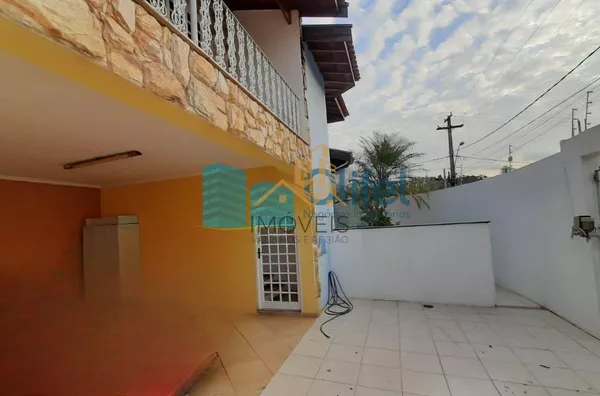 Excelente casa de esquina em bairro residencial, próximo ao centro na cidade de Louveira.  Possui 3 dormitórios sendo 1 suíte com closet e banheira de hidromassagem de 4 lugares. Sala 3 ambientes, sala de TV, escritório, despensa e lavanderia fechada. Pos - Foto 22