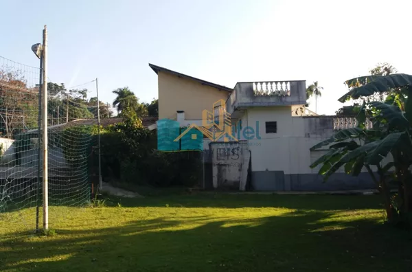 Excelente chácara  a 4 km do centro da cidade de Louveira com 03 dormitórios sendo 01 suíte, sala jantar, sala de estar, 08 vagas de garagem sendo 04 coberta, canil, campo de futsal gramado, piscina, churrasqueira, fogão e forno à lenha, lago, com uma áre - Foto 9