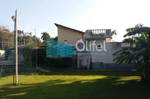 Excelente chácara  a 4 km do centro da cidade de Louveira com 03 dormitórios sendo 01 suíte, sala jantar, sala de estar, 08 vagas de garagem sendo 04 coberta, canil, campo de futsal gramado, piscina, churrasqueira, fogão e forno à lenha, lago, com uma áre - Foto 9
