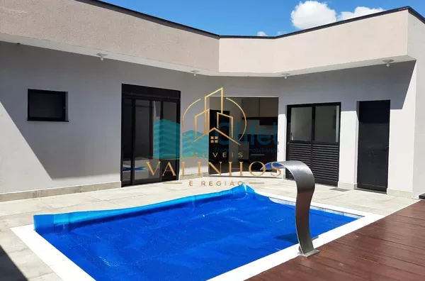 Linda casa térrea, 206m².O imóvel conta com 03 suítes com armários, sendo a suíte master com closet, escritório, lavabo, sala 2 ambientes, cozinha com armários e espaço gourmet com churrasqueira e armários, fogão cooktop  ja instalado. Piscina Aquecida. T