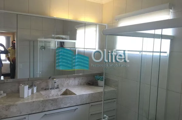 Excelente imóvel em condomínio fechado na cidade de Louveira com 3 dormitórios, sendo 1 suíte com closet. Casa rica em armários. Sala 2 ambientes, cozinha planejada, lavabo, área de serviço e edícula com churrasqueira, jacuzzi, 2 vagas de garagem cobertas - Foto 8