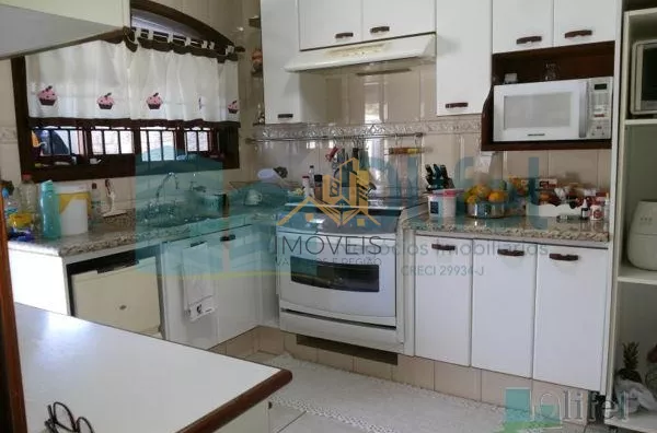 Linda casa de esquina com 3 dormitórios, sendo 1 suíte com hidromassagem, sala 2 ambientes, escritório, cozinha planejada, despensa, área gourmet, garagem para 2 carros cobertas, portão automático, bairro tranquilo. Vale a pena conferir. - Foto 6