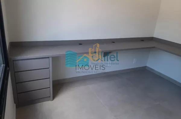 Linda casa térrea, 206m².O imóvel conta com 03 suítes com armários, sendo a suíte master com closet, escritório, lavabo, sala 2 ambientes, cozinha com armários e espaço gourmet com churrasqueira e armários, fogão cooktop  ja instalado. Piscina Aquecida. T - Foto 31