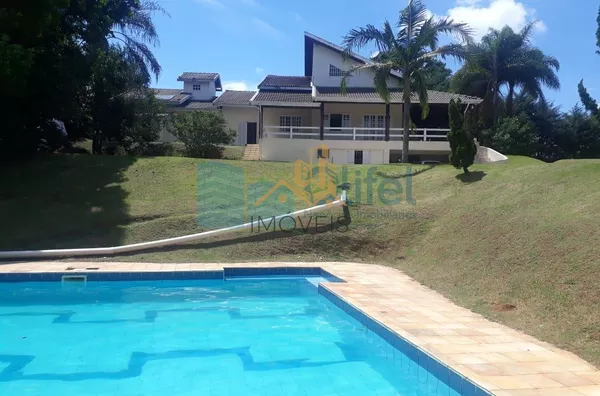 Chácara Paradisíaca! Bairro tranquilo de chácaras residenciais. Rua Asfaltada e próximo a rodovia. Possui salão para festas próximo a piscina, quiosque, sala de jogos, campo de futebol, casa de caseiro. Casa Principal: Toda avarandada com 03 quartos, sala - Foto 1