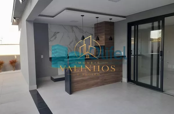 Excelente sobrado, novo, dentro de um dos mais conceituados condomínios da cidade de Campinas. Feita no conceito contemporâneo, aberto e com excelente iluminação natural e privacidade! São 3 suítes, sendo 1 suíte master, e 1 escritório que pode ser revert
