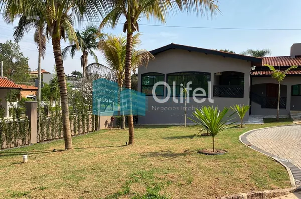 Excelente casa à venda no Condomínio São Joaquim,. Próxima ao lago, iluminação natural e muito arejada. No piso inferior a casa possui um espaço para home office, salão de jogos ou festas, 2 dormitórios e 1 suíte. No piso superior são 3 suítes sendo 1 mas - Foto 40
