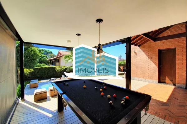 Maravilhosa casa a venda em condomínio na cidade de valinhos. com detalhes rústicos e da arquitetura inglesa. Aquela casa com cara de casa, a arquitetura diferenciada parece nos abraçar entre seus grandes vãos, vigas de madeira e concreto, arcos e piso ce - Foto 19