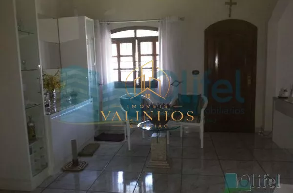 Linda casa de esquina com 3 dormitórios, sendo 1 suíte com hidromassagem, sala 2 ambientes, escritório, cozinha planejada, despensa, área gourmet, garagem para 2 carros cobertas, portão automático, bairro tranquilo. Vale a pena conferir.