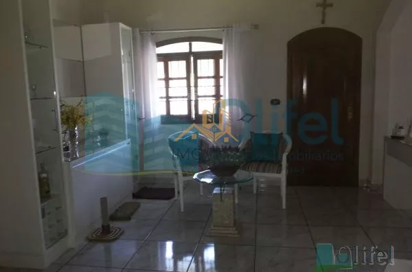Linda casa de esquina com 3 dormitórios, sendo 1 suíte com hidromassagem, sala 2 ambientes, escritório, cozinha planejada, despensa, área gourmet, garagem para 2 carros cobertas, portão automático, bairro tranquilo. Vale a pena conferir. - Foto 5