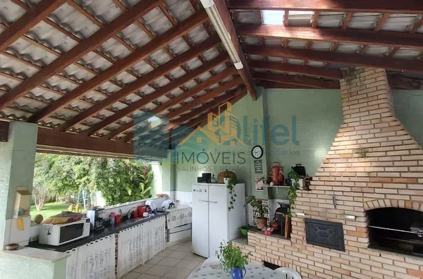 Lindo sobrado em condomínio com ótima localização e segurança 24 horas, 640 m² de terreno com 360 m² de construção, 4 dormitórios sendo 2 suítes e uma com hidromassagem e closet, 2 salas, lavabo, ampla cozinha com copa, lavanderia, ótimo espaço externo co - Foto 24