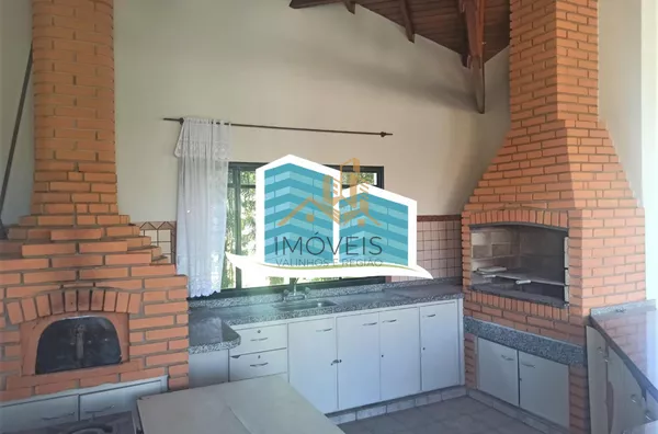 Casa térrea  em condomínio na cidade de Valinhos, contendo apenas escada para  acesso à casa. Localizada  região do Paiquerê, próximo ao Colégio Porto Seguro, Shopping Valinhos. Imóvel  com 3 dormitórios, sendo 1 suíte, todos com armários e ar condicionad - Foto 18