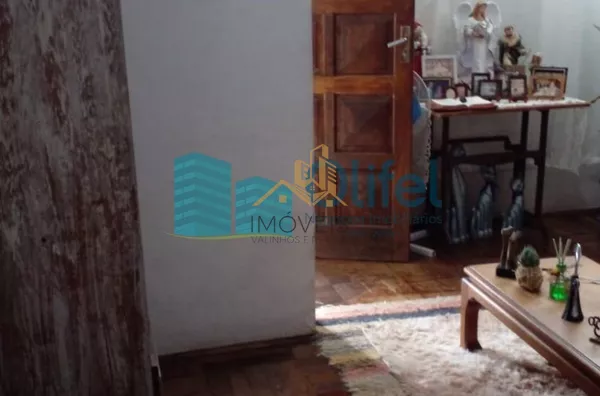 Excelente casa de esquina para comércio ou residência localizada na cidade de Jundiai em um bairro misto, próximo ao centro da cidade.  Imóvel conta com 2 dormitórios, sala, ampla cozinha com armários, lavanderia, banheiro. na parte superior um espaço cob - Foto 27