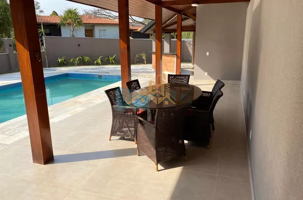 Excelente casa à venda no Condomínio São Joaquim,. Próxima ao lago, iluminação natural e muito arejada. No piso inferior a casa possui um espaço para home office, salão de jogos ou festas, 2 dormitórios e 1 suíte. No piso superior são 3 suítes sendo 1 mas - Foto 25