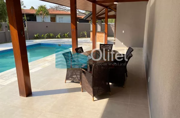 Excelente casa à venda no Condomínio São Joaquim,. Próxima ao lago, iluminação natural e muito arejada. No piso inferior a casa possui um espaço para home office, salão de jogos ou festas, 2 dormitórios e 1 suíte. No piso superior são 3 suítes sendo 1 mas - Foto 25