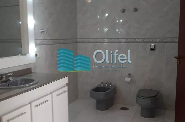 Maravilhosa casa no condomínio Marambaia na cidade de Vinhedo,  com 4 grandes suítes ensolaradas com hidro, suíte master com lareira e closet, 6 amplas salas com pé direito duplo em Ipê e Mezanino, 2 lindas lareiras, 2 cozinhas planejadas, escritório plan - Foto 17