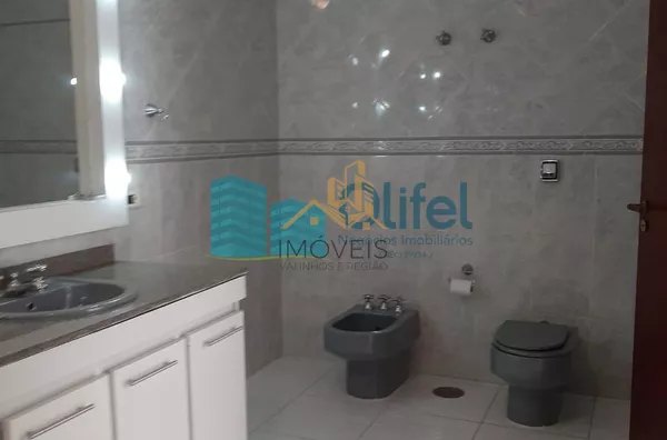 Maravilhosa casa no condomínio Marambaia na cidade de Vinhedo,  com 4 grandes suítes ensolaradas com hidro, suíte master com lareira e closet, 6 amplas salas com pé direito duplo em Ipê e Mezanino, 2 lindas lareiras, 2 cozinhas planejadas, escritório plan - Foto 17