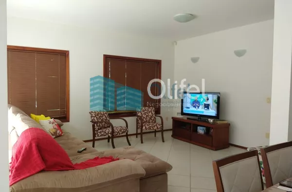 Casa térrea em condomínio em Louveira com 4 dormitórios, sendo 2 suítes, uma master com closet, cozinha planejada, lavanderia, sala ampla para 3 ambientes, quintal, piscina, vagas para 4 carros, sendo 2 cobertas e 2 descobertas. Condomínio com quadra de t - Foto 2