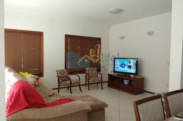 Casa térrea em condomínio em Louveira com 4 dormitórios, sendo 2 suítes, uma master com closet, cozinha planejada, lavanderia, sala ampla para 3 ambientes, quintal, piscina, vagas para 4 carros, sendo 2 cobertas e 2 descobertas. Condomínio com quadra de t - Foto 2