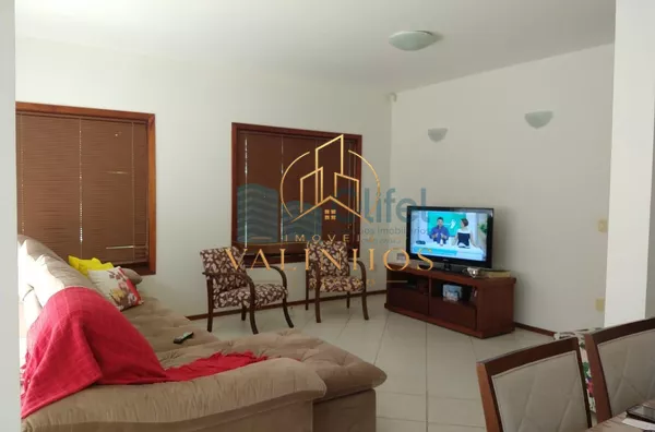 Casa térrea em condomínio em Louveira com 4 dormitórios, sendo 2 suítes, uma master com closet, cozinha planejada, lavanderia, sala ampla para 3 ambientes, quintal, piscina, vagas para 4 carros, sendo 2 cobertas e 2 descobertas. Condomínio com quadra de t