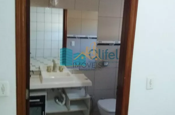 Excelente chácara  a 4 km do centro da cidade de Louveira com 03 dormitórios sendo 01 suíte, sala jantar, sala de estar, 08 vagas de garagem sendo 04 coberta, canil, campo de futsal gramado, piscina, churrasqueira, fogão e forno à lenha, lago, com uma áre - Foto 28