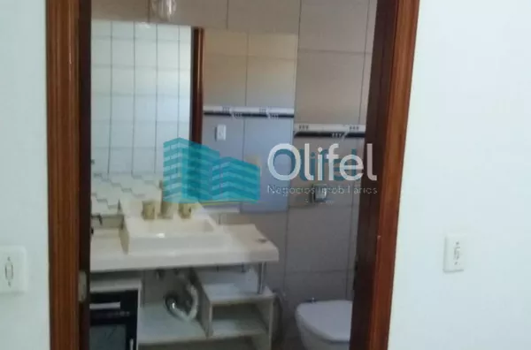 Excelente chácara  a 4 km do centro da cidade de Louveira com 03 dormitórios sendo 01 suíte, sala jantar, sala de estar, 08 vagas de garagem sendo 04 coberta, canil, campo de futsal gramado, piscina, churrasqueira, fogão e forno à lenha, lago, com uma áre - Foto 28