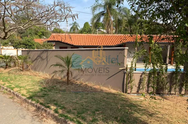 Excelente casa à venda no Condomínio São Joaquim,. Próxima ao lago, iluminação natural e muito arejada. No piso inferior a casa possui um espaço para home office, salão de jogos ou festas, 2 dormitórios e 1 suíte. No piso superior são 3 suítes sendo 1 mas - Foto 16