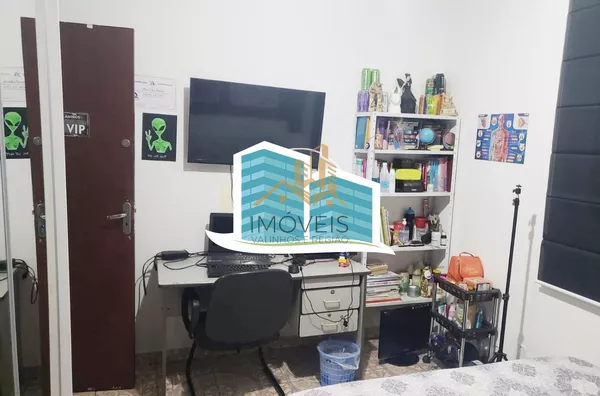Excelente casa térrea a venda no Condomínio Parque Shangrilá na cidade de Campinas. Muita natureza e verde envolvem esse imóvel. A casa principal tem 3 dormitórios, sendo 1 suíte com closet, sala, cozinha e banheiro. Possui uma casa anexa, com sala, quart - Foto 12