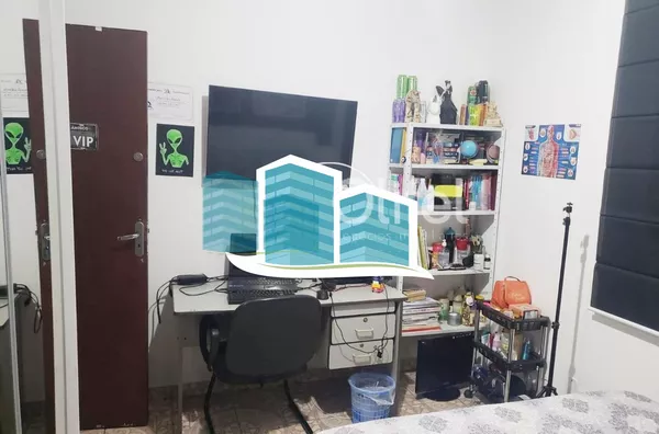 Excelente casa térrea a venda no Condomínio Parque Shangrilá na cidade de Campinas. Muita natureza e verde envolvem esse imóvel. A casa principal tem 3 dormitórios, sendo 1 suíte com closet, sala, cozinha e banheiro. Possui uma casa anexa, com sala, quart - Foto 12