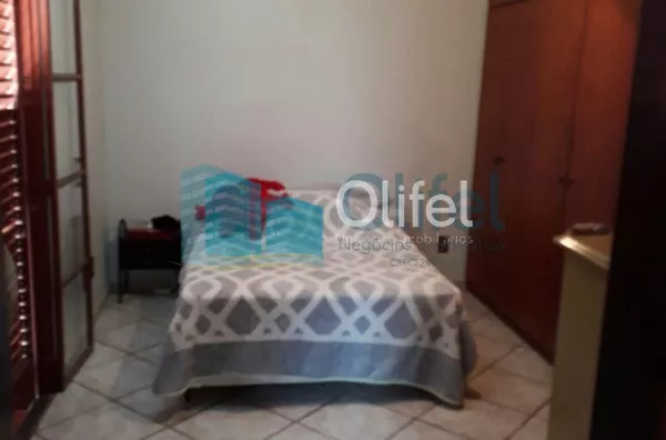 Excelente sobrado em bairro residencial na cidade de Louveira,  com 4 dormitórios, sendo 1 suíte com hidromassagem, banheiro social, sala, cozinha /copa e escritório. Edícula com 1 quarto, banheiro, cozinha e lavanderia.  Confira!!! - Foto 20