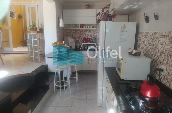 Excelente sobrado em bairro residencial próximo ao centro na cidade de Louveira, com 3 suítes com planejados, avarandada, 2 amplas salas, cozinha planejada, área gourmet com churrasqueira, quintal, 2 vagas de garagem.  Agende a sua visita. - Foto 6