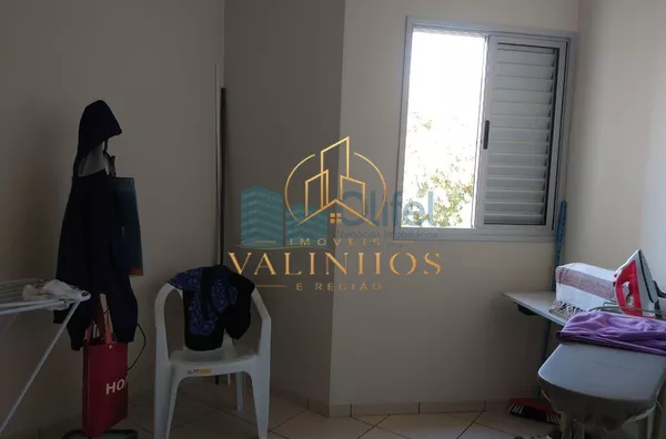 Excelente apartamento no centro da cidade de Louveira,  com 2 dormitórios, sendo 1 suíte com armário, sacada, banheiro social, ampla sala com 2 ambientes, cozinha planejada, lavanderia, vaga de garagem coberta, elevador, piscina e salão de festas.  Próxim