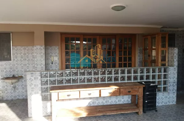 Excelente chácara  a 4 km do centro da cidade de Louveira com 03 dormitórios sendo 01 suíte, sala jantar, sala de estar, 08 vagas de garagem sendo 04 coberta, canil, campo de futsal gramado, piscina, churrasqueira, fogão e forno à lenha, lago, com uma áre - Foto 4