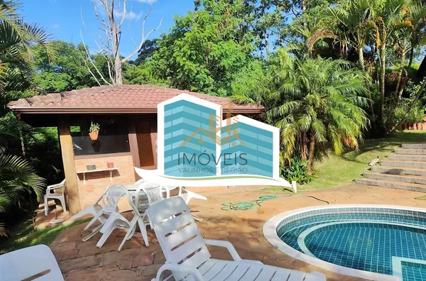 Linda casa no Condomínio Vale do Santa Fé, na cidade de Vinhedo, com excelente terreno, 2520m², 450m2 de construção, com muito verde, vista espetacular das varandas e dos quartos. Muito arejada e aconchegante, com 4 confortáveis suítes, 1 closet, amplo li - Foto 27