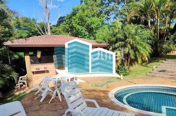Linda casa no Condomínio Vale do Santa Fé, na cidade de Vinhedo, com excelente terreno, 2520m², 450m2 de construção, com muito verde, vista espetacular das varandas e dos quartos. Muito arejada e aconchegante, com 4 confortáveis suítes, 1 closet, amplo li - Foto 27