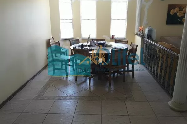 Linda casa para venda e locação no Condomínio Jardim Paulista em Vinhedo/SP. Lindo sobrado com projeto moderno. Piso inferior: lavabo, escritório, amplas salas, cozinha planejada com despensa, ampla área gourmet integrada com cozinha e sala (1 suíte, banh - Foto 5
