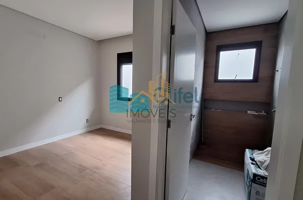 Imagine morar com a sua família em uma casa nova, totalmente térrea em um excelente condomínio com reserva ao seu entorno, ruas arborizadas e uma excelente área de lazer e segurança.  O imóvel possui 3 suítes, sala ampla integrada a cozinha e área gourmet - Foto 12