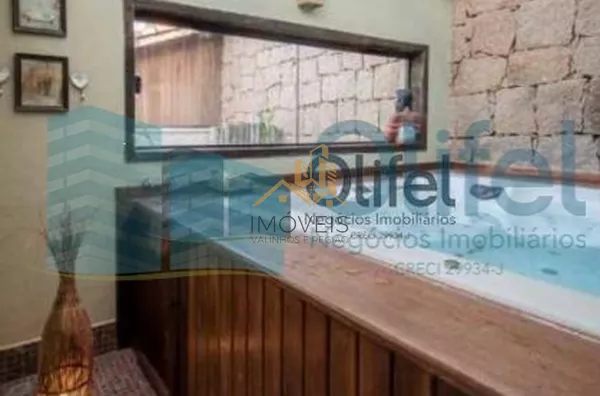 Excelente casa, estilo chácara, com belíssimo acabamento na cidade de Louveira com 1200 m² AT | 500 m² AC, sendo 03 dormitórios, sendo 1 master com closet, 03 banheiros, sala de TV, estar e jantar, lareira, adega, cozinha integrada rica em armários e i - Foto 8
