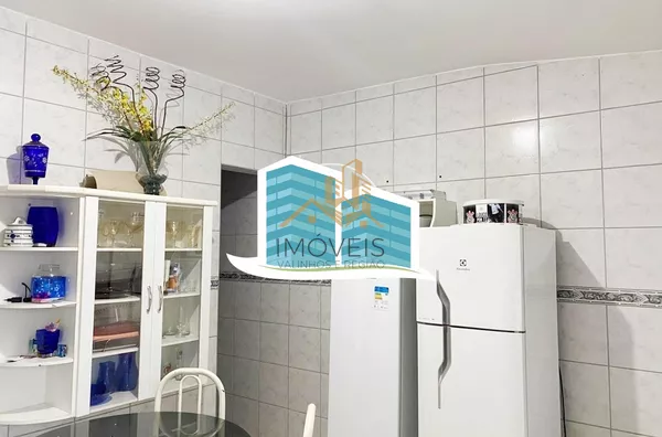 Excelente casa térrea a venda no Condomínio Parque Shangrilá na cidade de Campinas. Muita natureza e verde envolvem esse imóvel. A casa principal tem 3 dormitórios, sendo 1 suíte com closet, sala, cozinha e banheiro. Possui uma casa anexa, com sala, quart - Foto 13