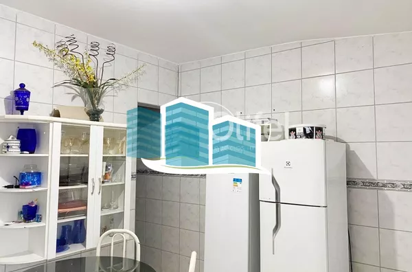 Excelente casa térrea a venda no Condomínio Parque Shangrilá na cidade de Campinas. Muita natureza e verde envolvem esse imóvel. A casa principal tem 3 dormitórios, sendo 1 suíte com closet, sala, cozinha e banheiro. Possui uma casa anexa, com sala, quart - Foto 13
